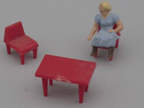 Femme assise avec table - , et